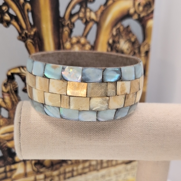 Elegant Mother of Pearl Bracelet - Picture 3 of 6